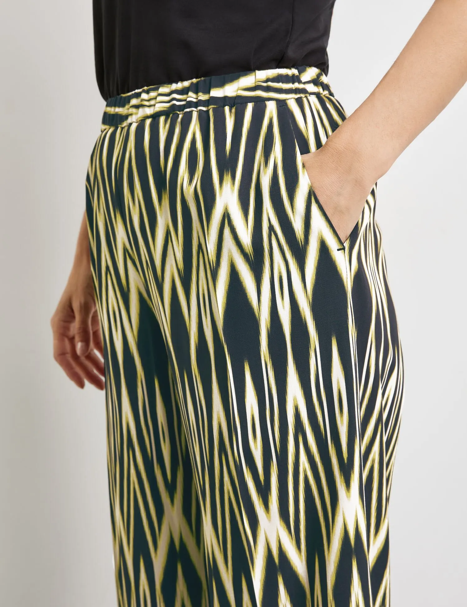 Pull-on trousers with an ikat print