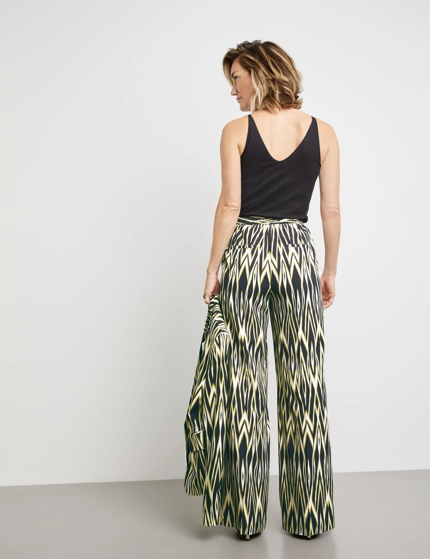 Pull-on trousers with an ikat print