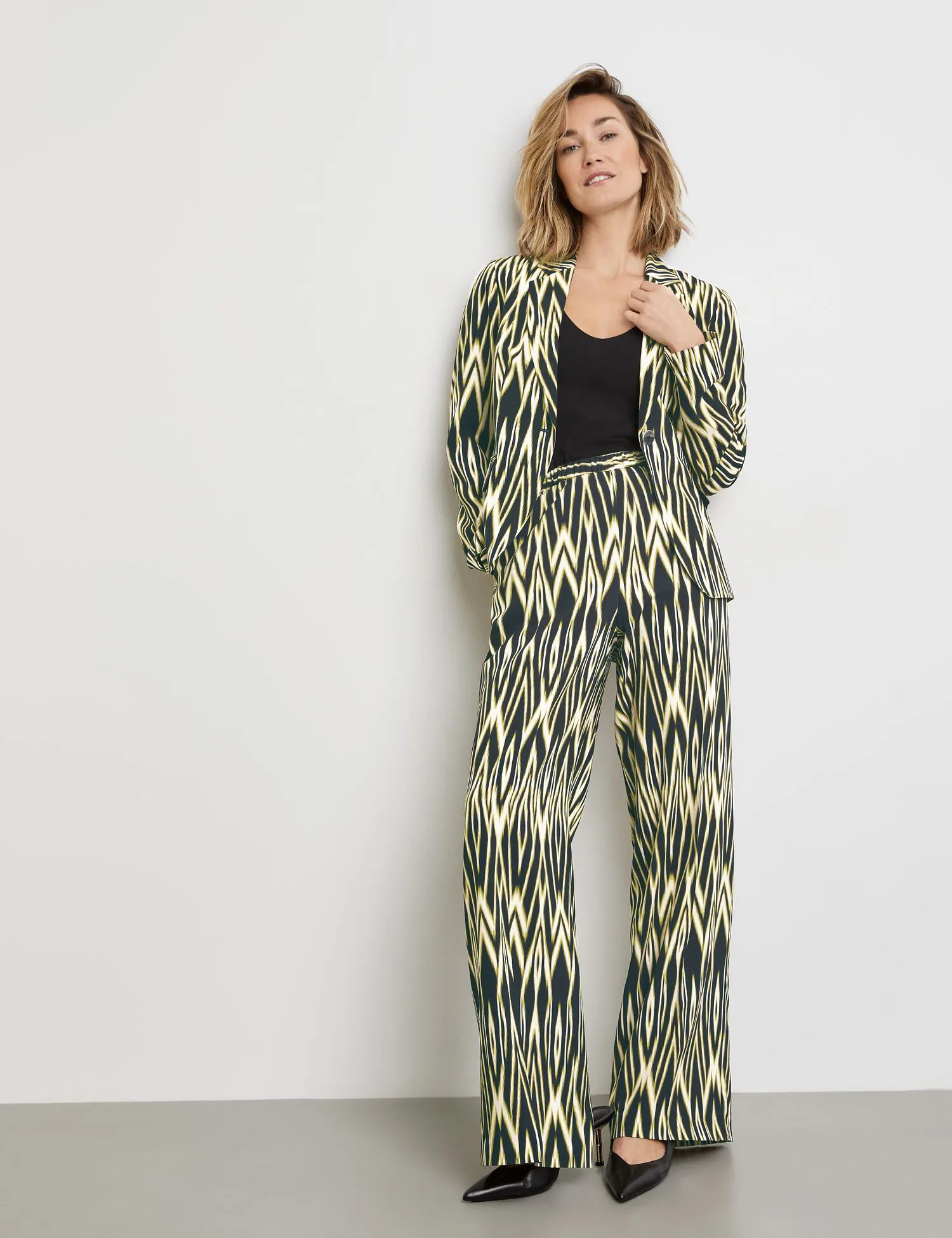 Pull-on trousers with an ikat print